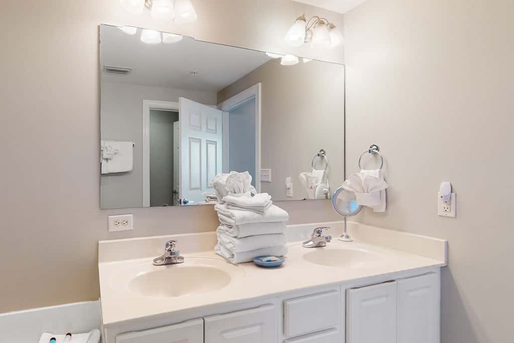 Beach-chic, waterfront condo with stunning Gulf views, pools & gym