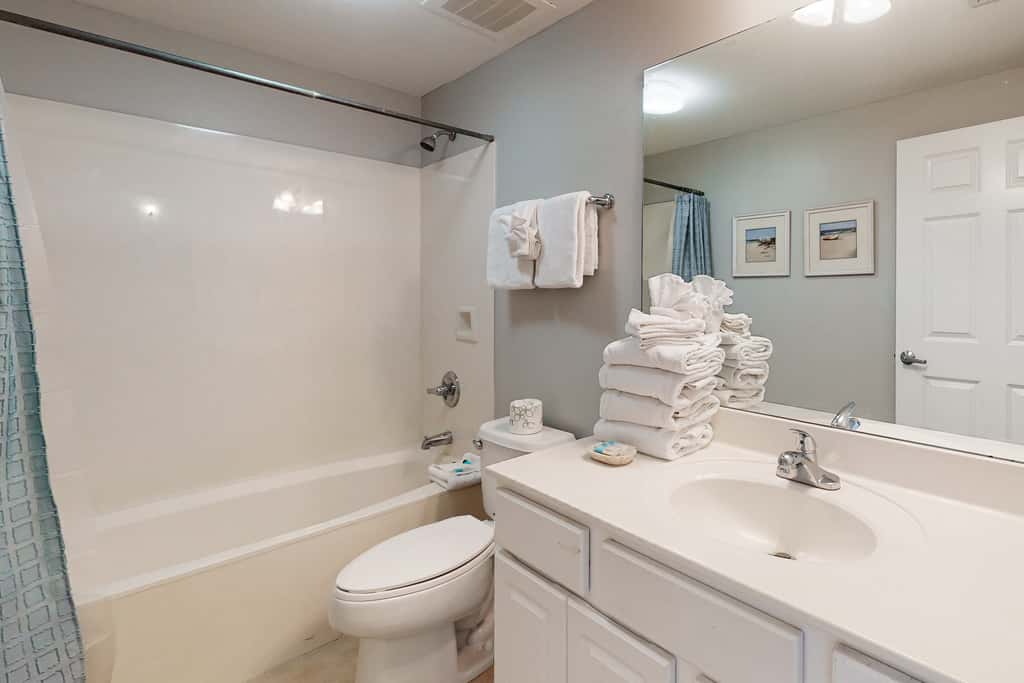 Beach-chic, waterfront condo with stunning Gulf views, pools & gym