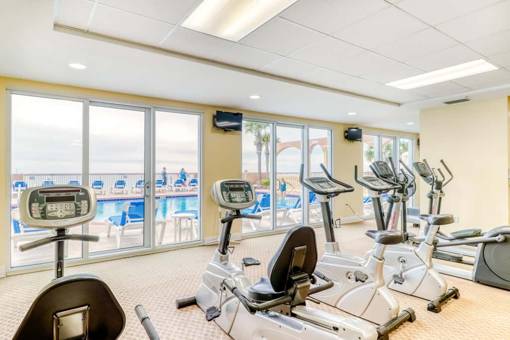 Beach-chic, waterfront condo with stunning Gulf views, pools & gym