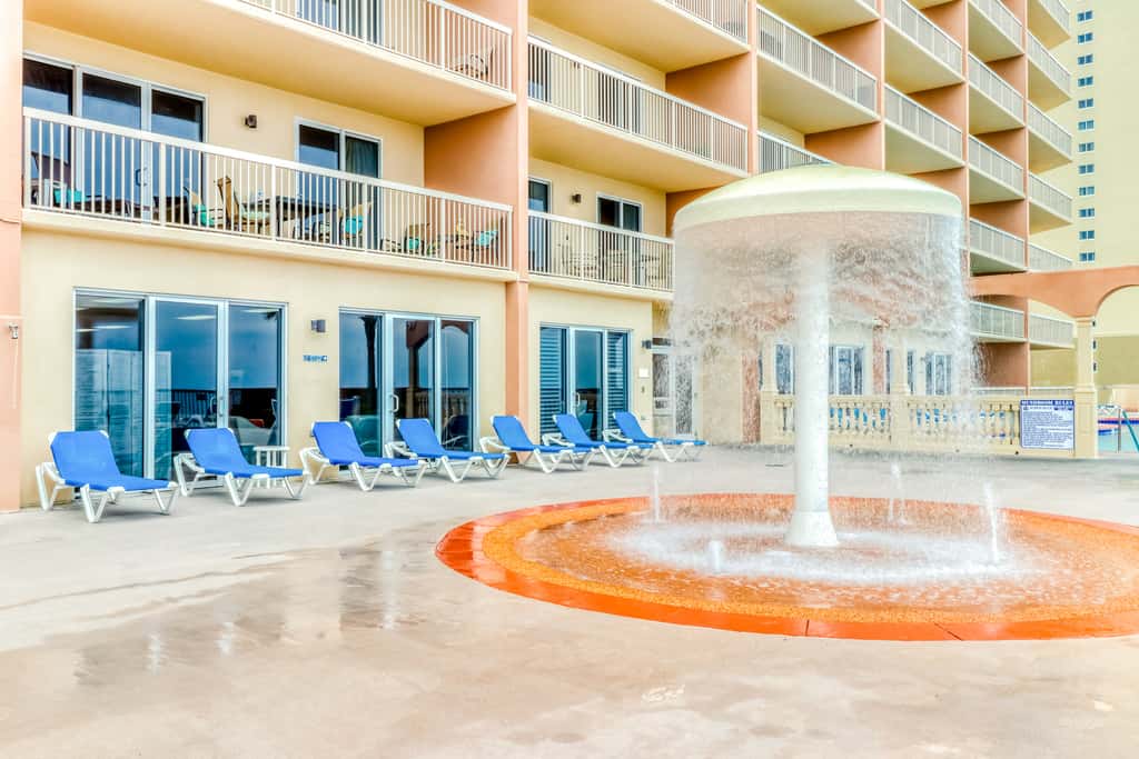Beach-chic, waterfront condo with stunning Gulf views, pools & gym