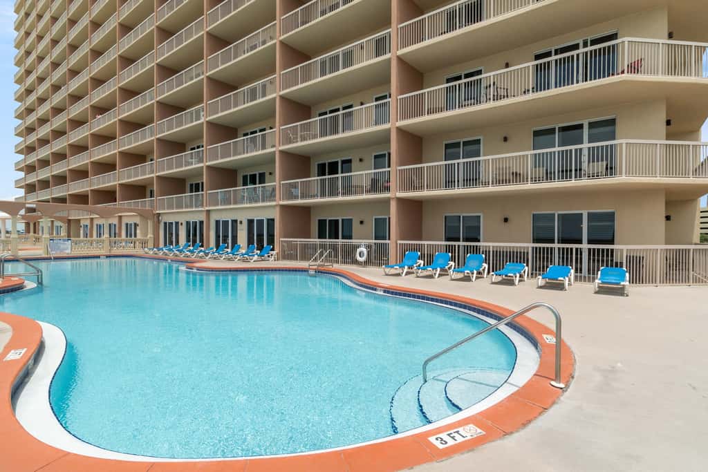 Beach-chic, waterfront condo with stunning Gulf views, pools & gym