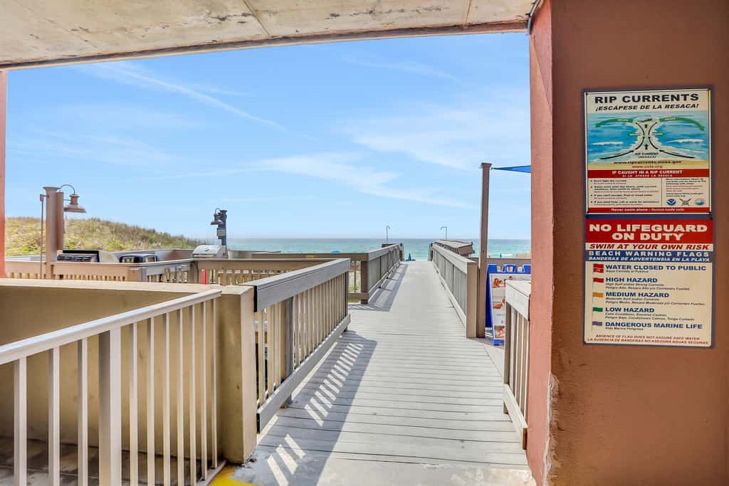 Beach-chic, waterfront condo with stunning Gulf views, pools & gym