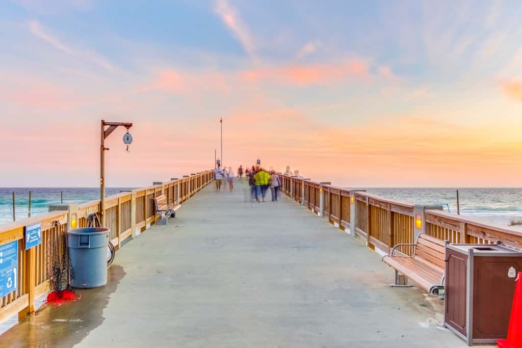 Beach-chic, waterfront condo with stunning Gulf views, pools & gym