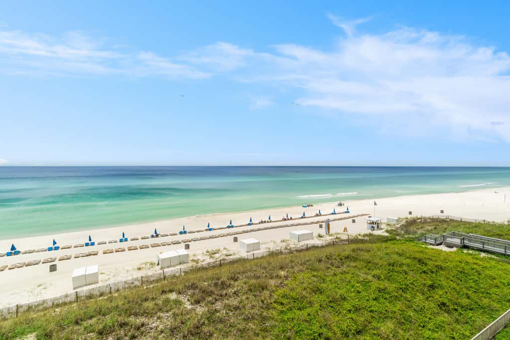 Beach-chic, waterfront condo with stunning Gulf views, pools & gym