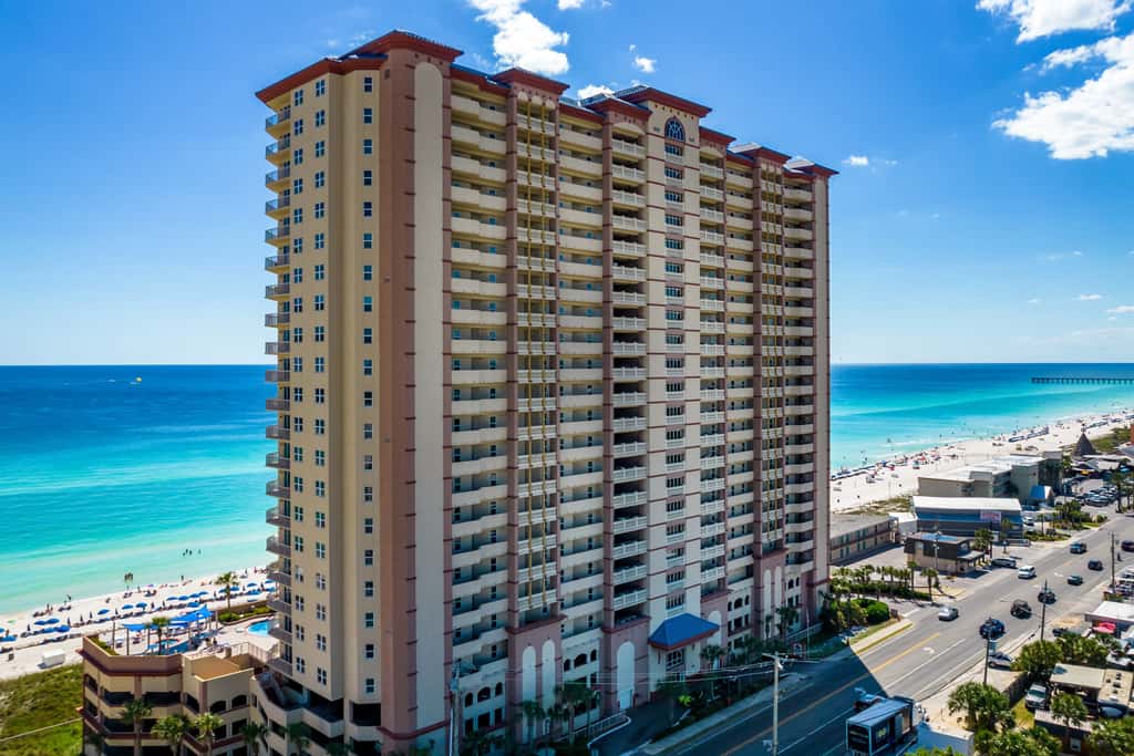 Beach-chic, waterfront condo with stunning Gulf views, pools & gym