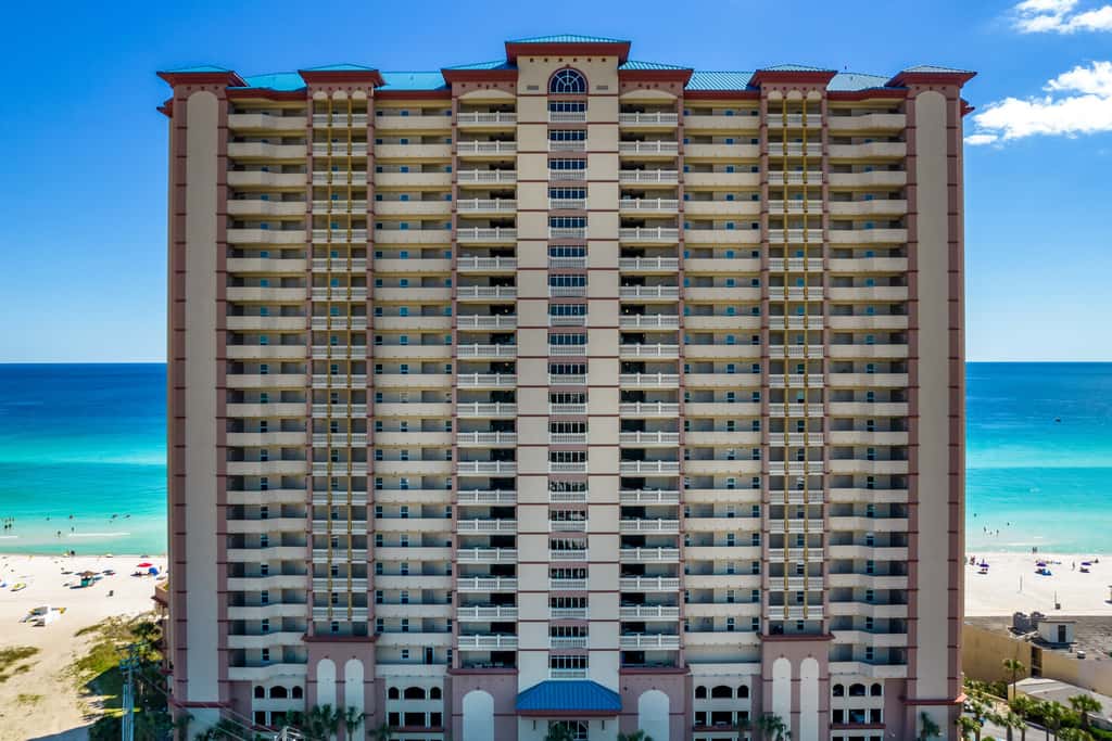 Beach-chic, waterfront condo with stunning Gulf views, pools & gym