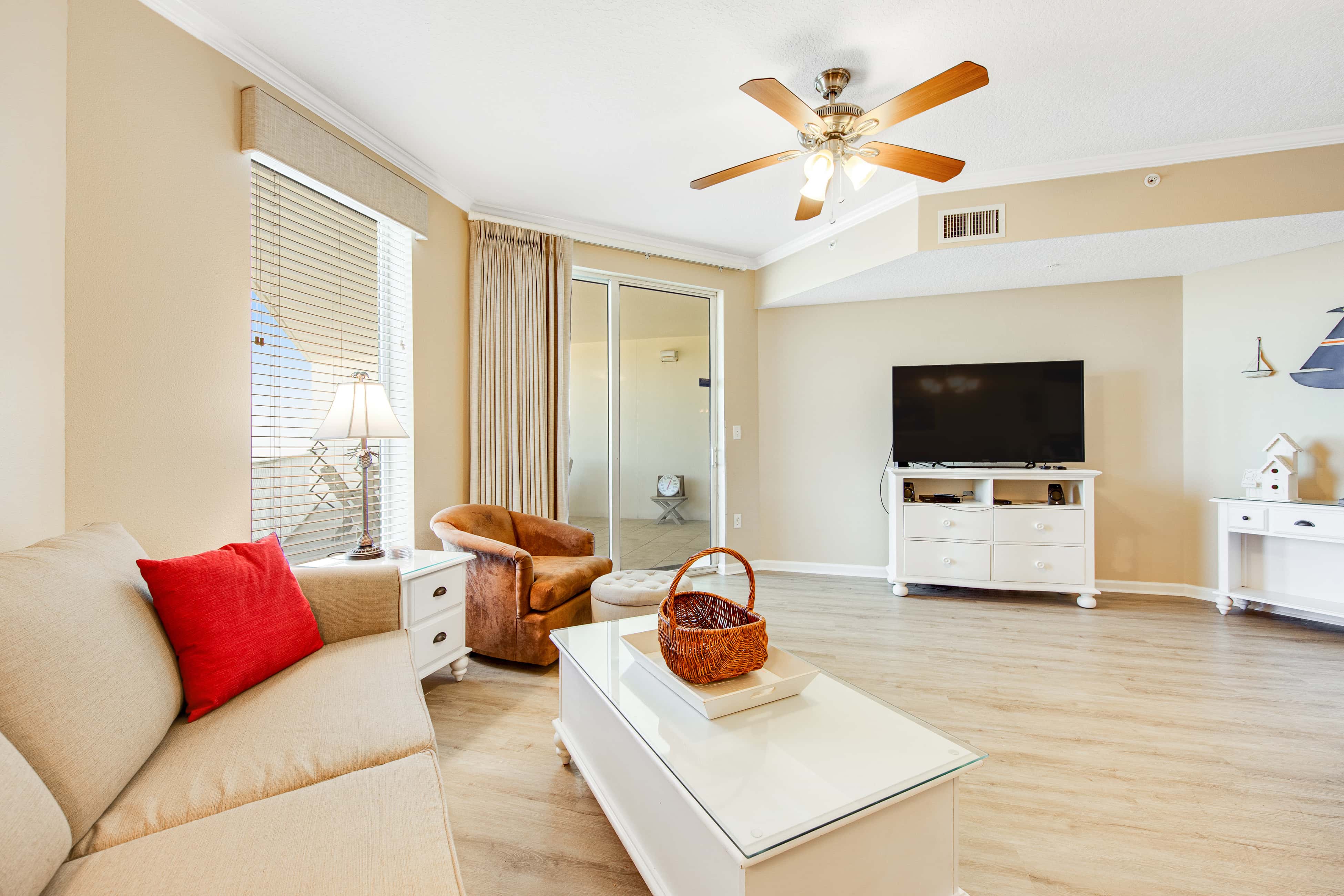 Charming suite with spacious balcony, pools, tennis & pickleball