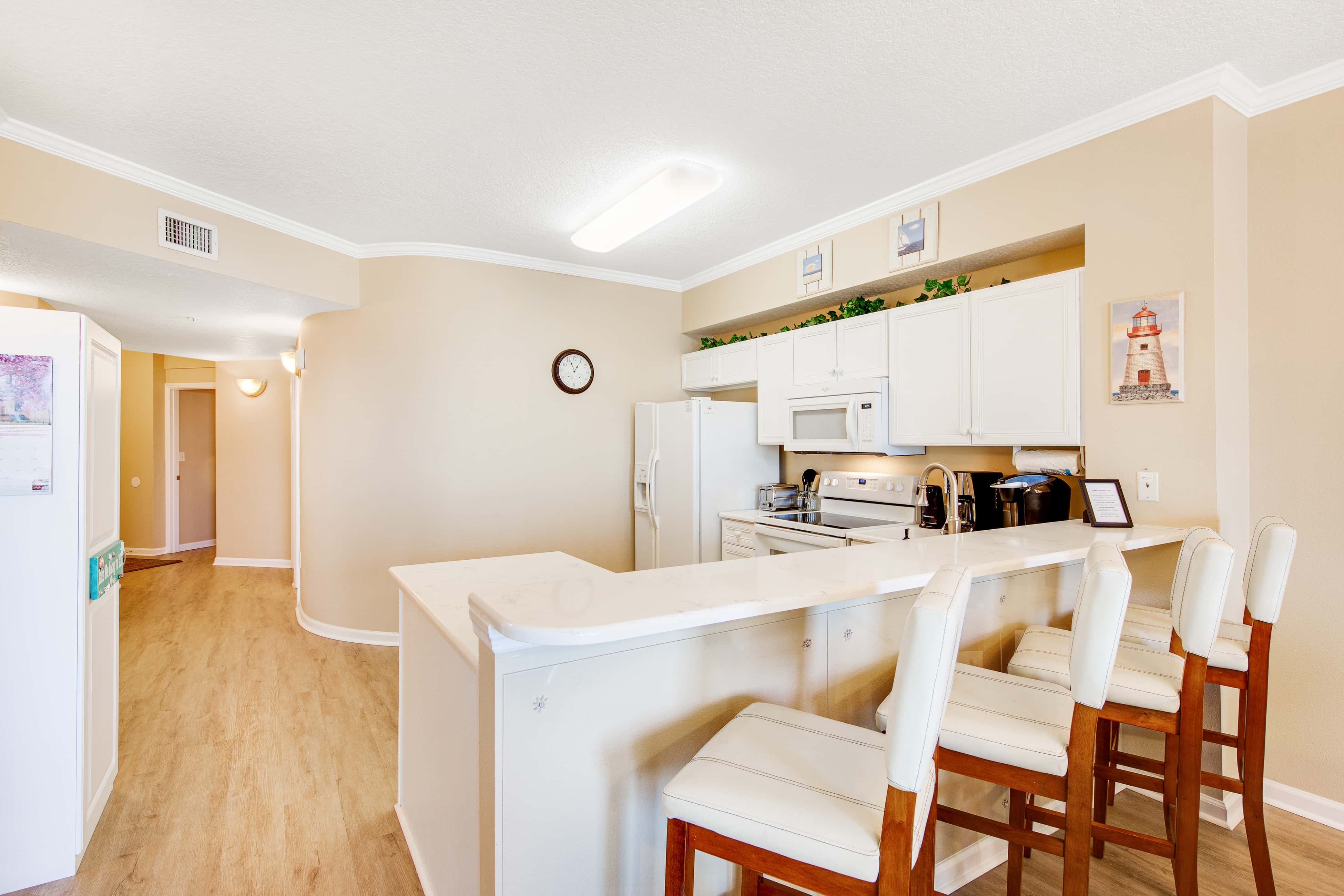 Charming suite with spacious balcony, pools, tennis & pickleball