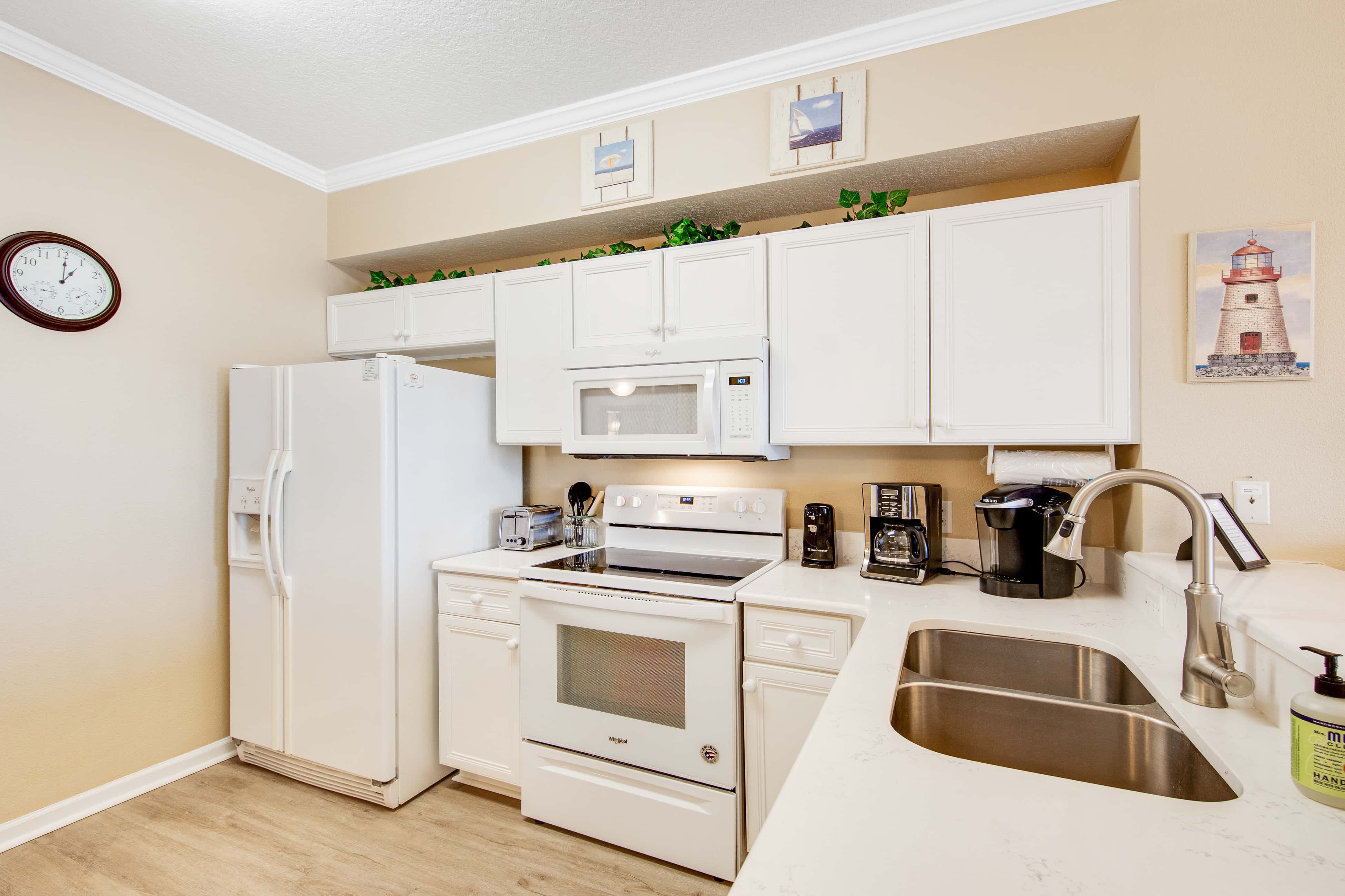 Charming suite with spacious balcony, pools, tennis & pickleball