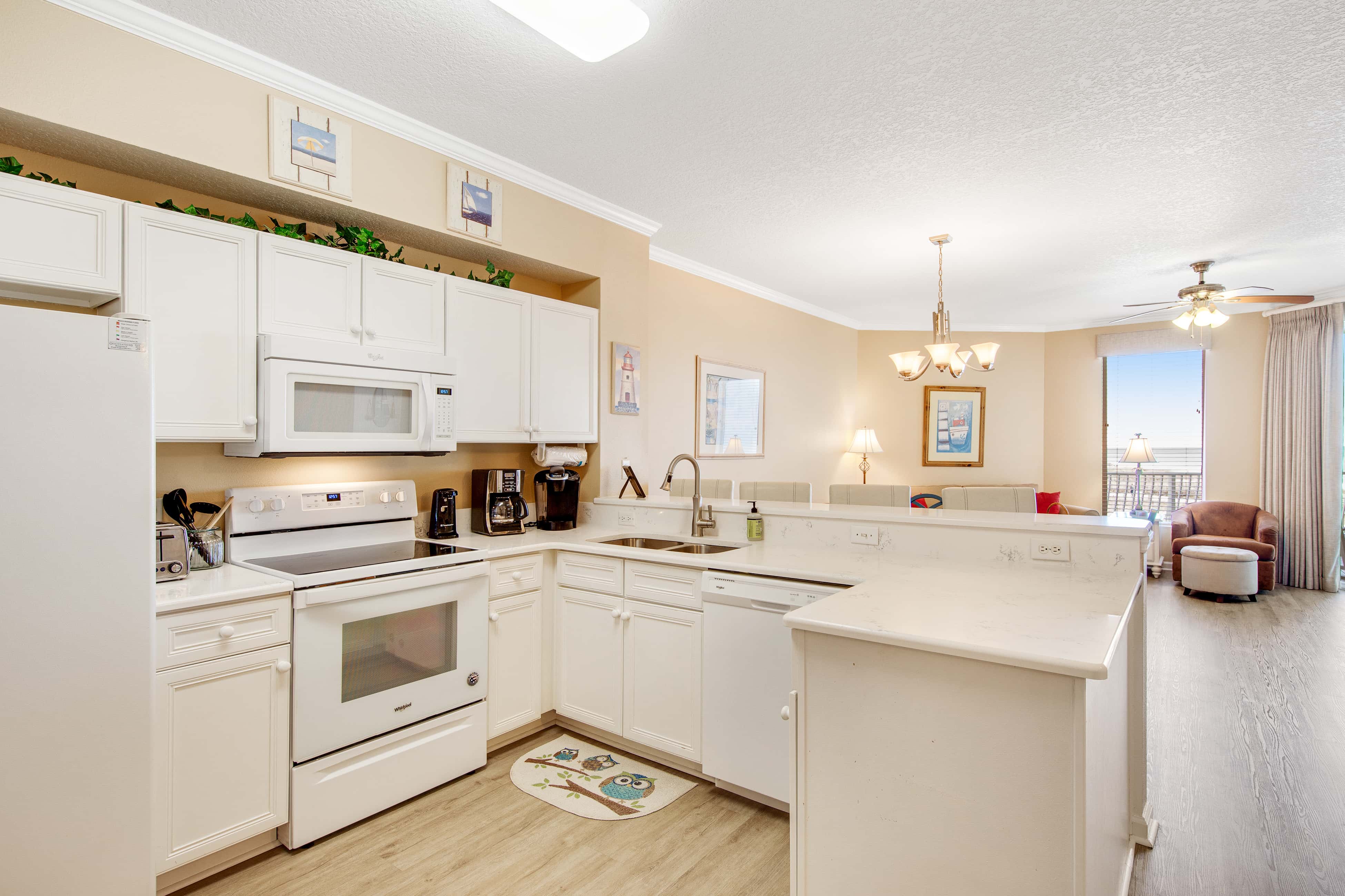 Charming suite with spacious balcony, pools, tennis & pickleball