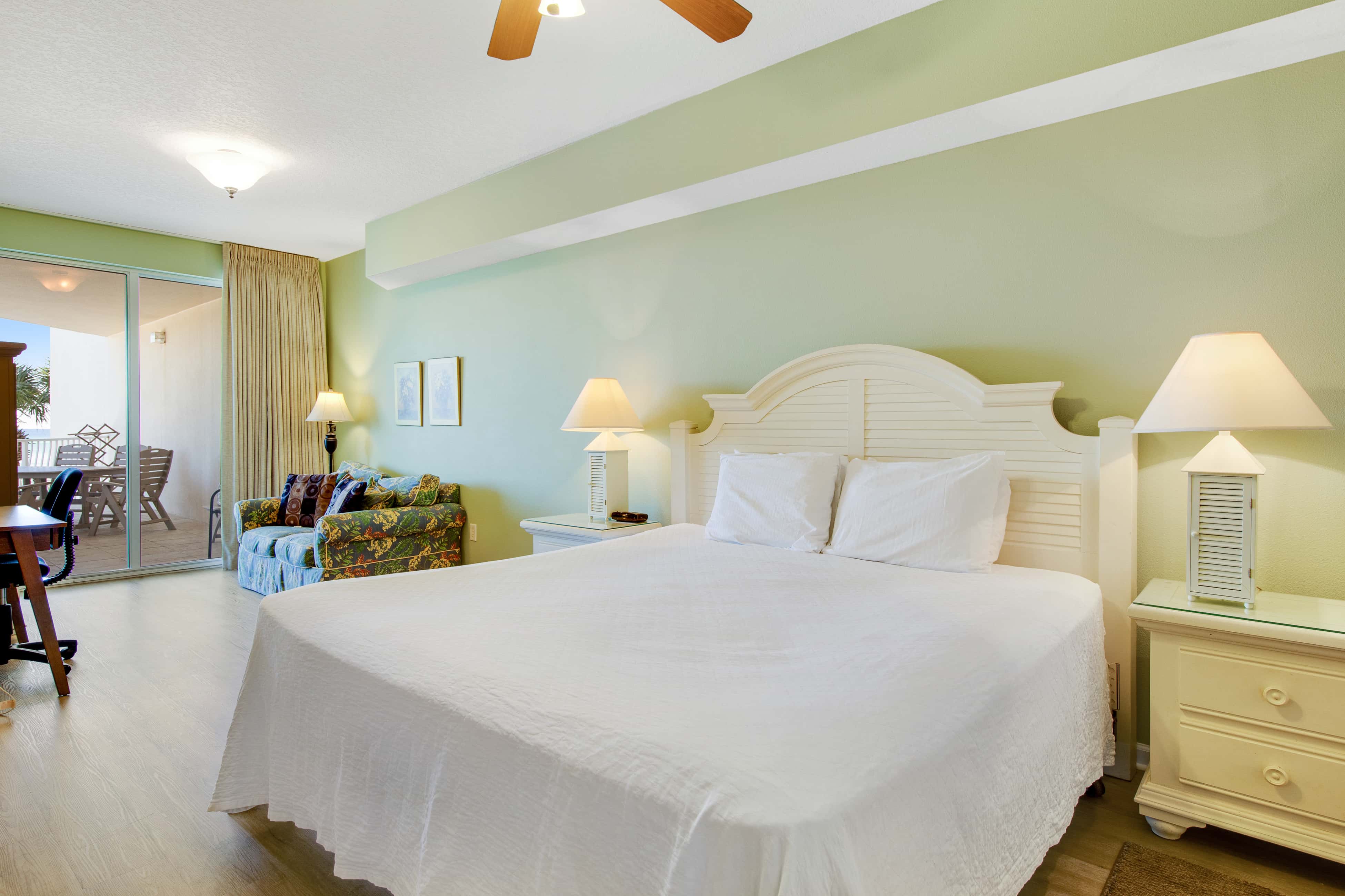 Charming suite with spacious balcony, pools, tennis & pickleball