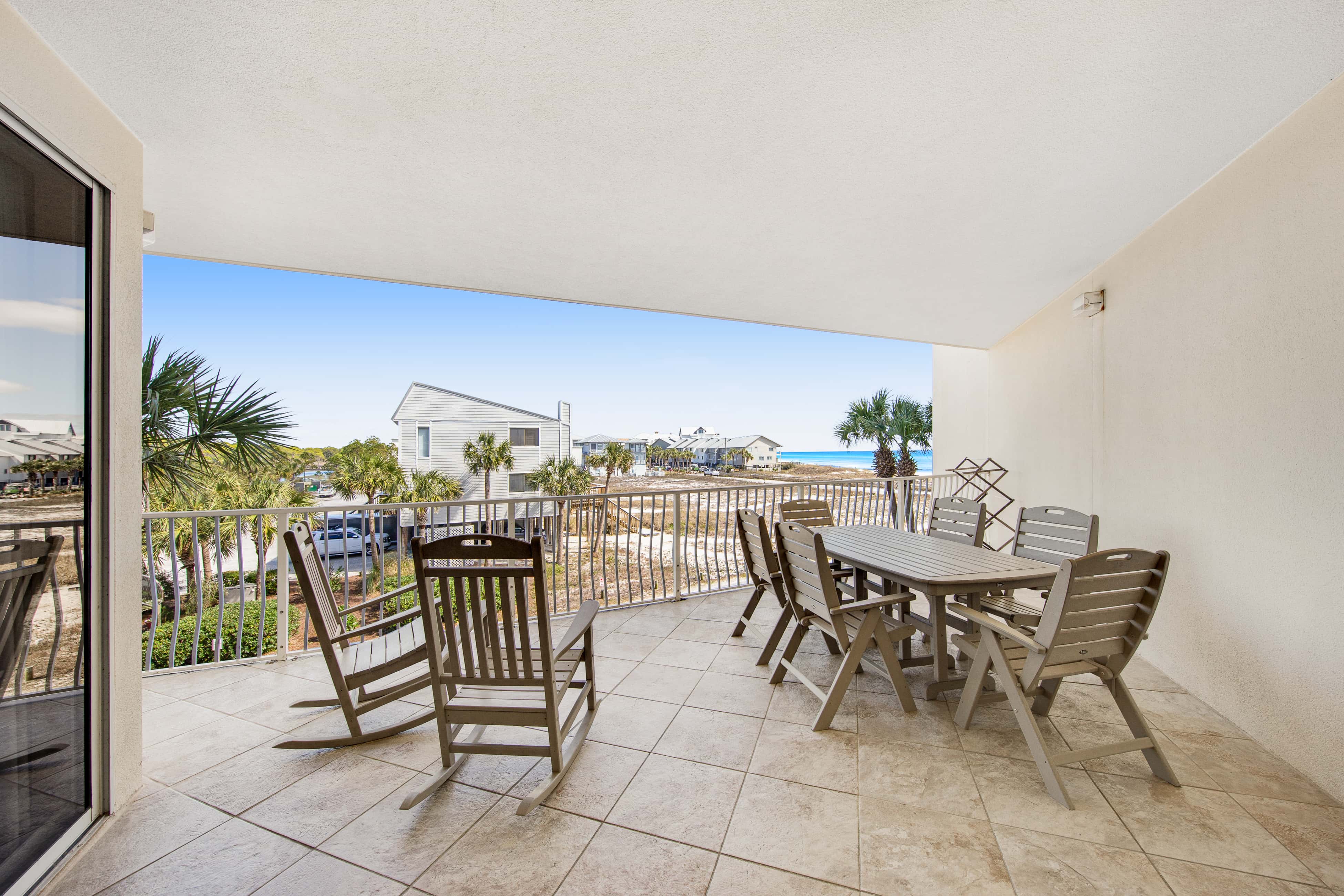 Charming suite with spacious balcony, pools, tennis & pickleball