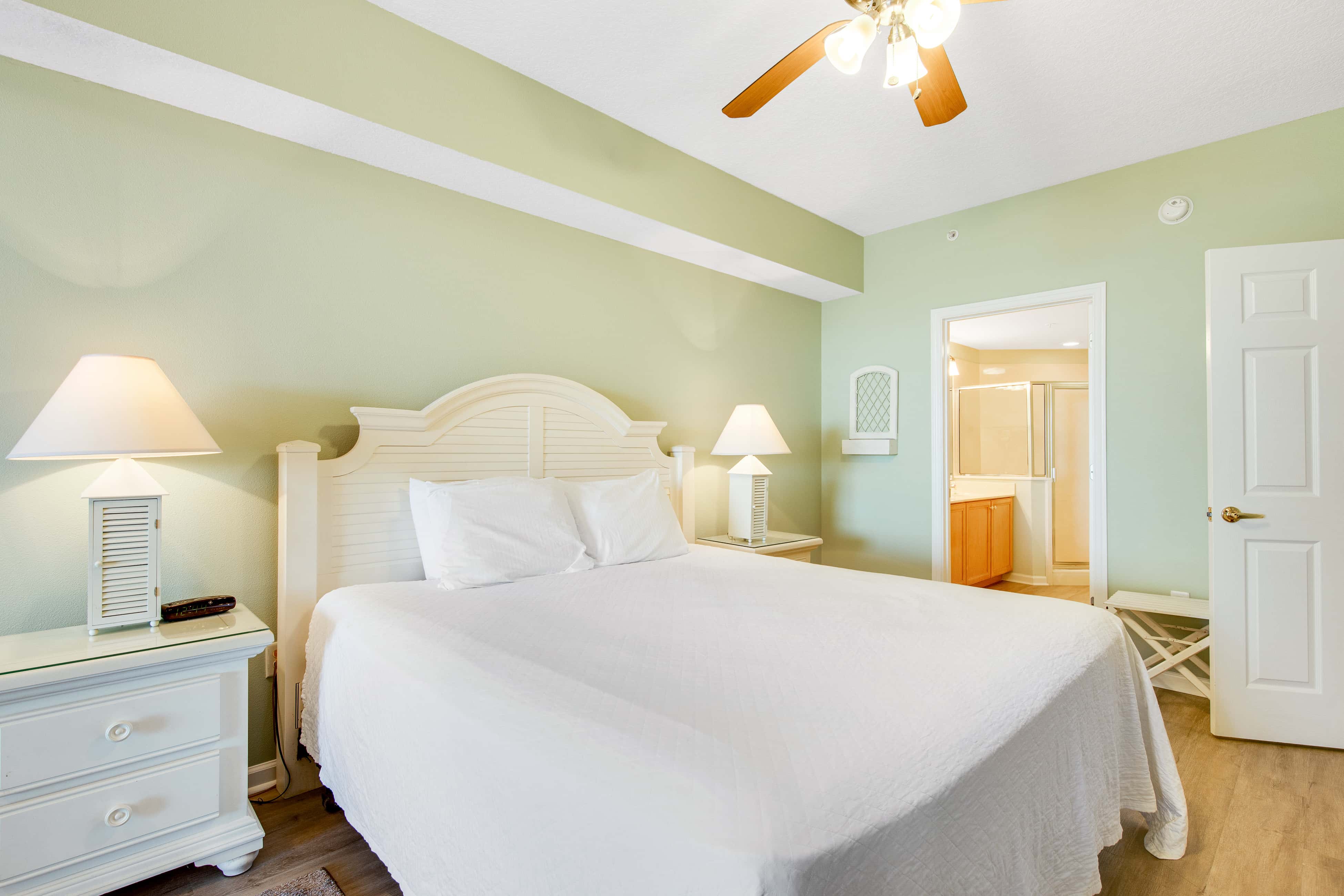 Charming suite with spacious balcony, pools, tennis & pickleball