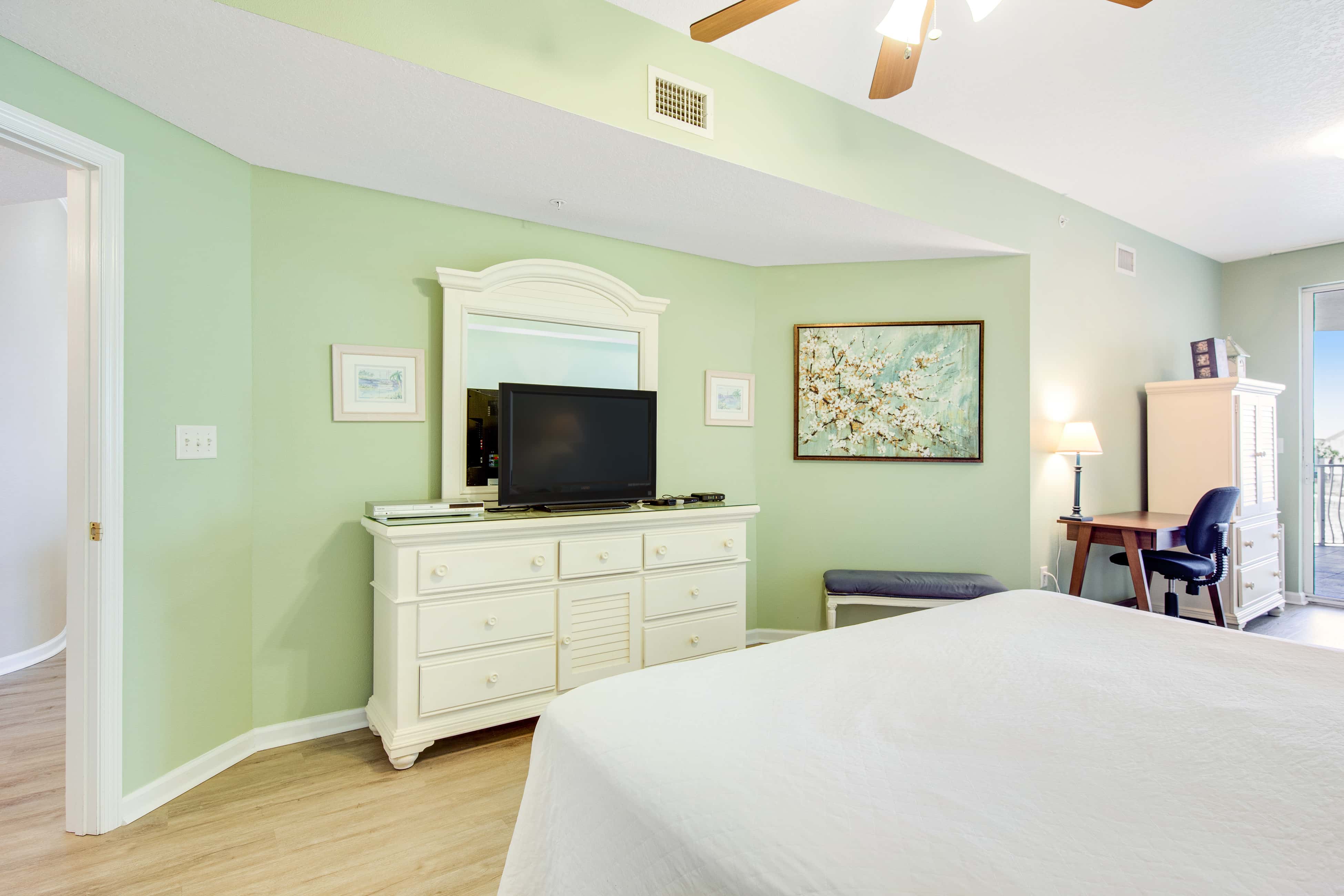 Charming suite with spacious balcony, pools, tennis & pickleball