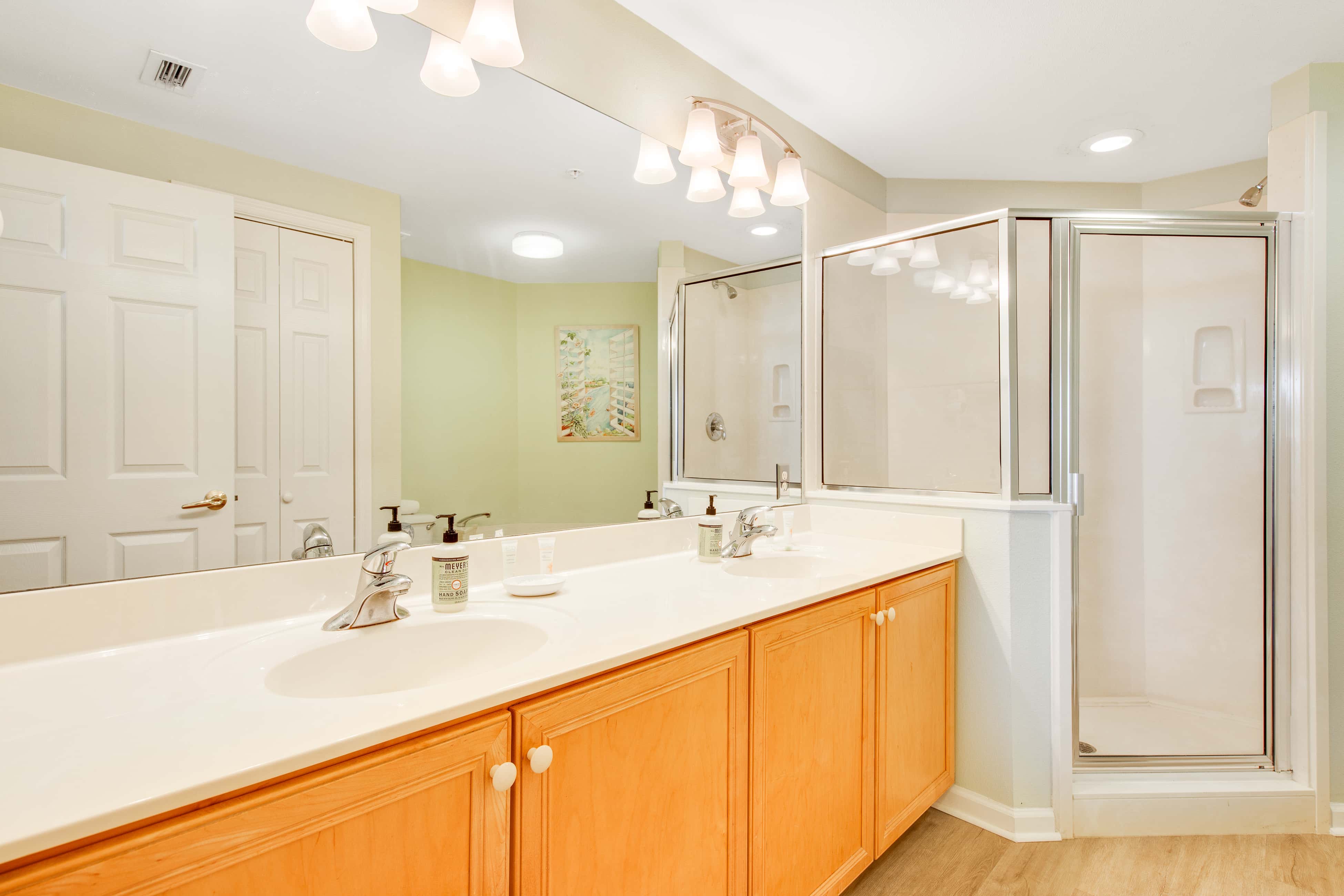 Charming suite with spacious balcony, pools, tennis & pickleball