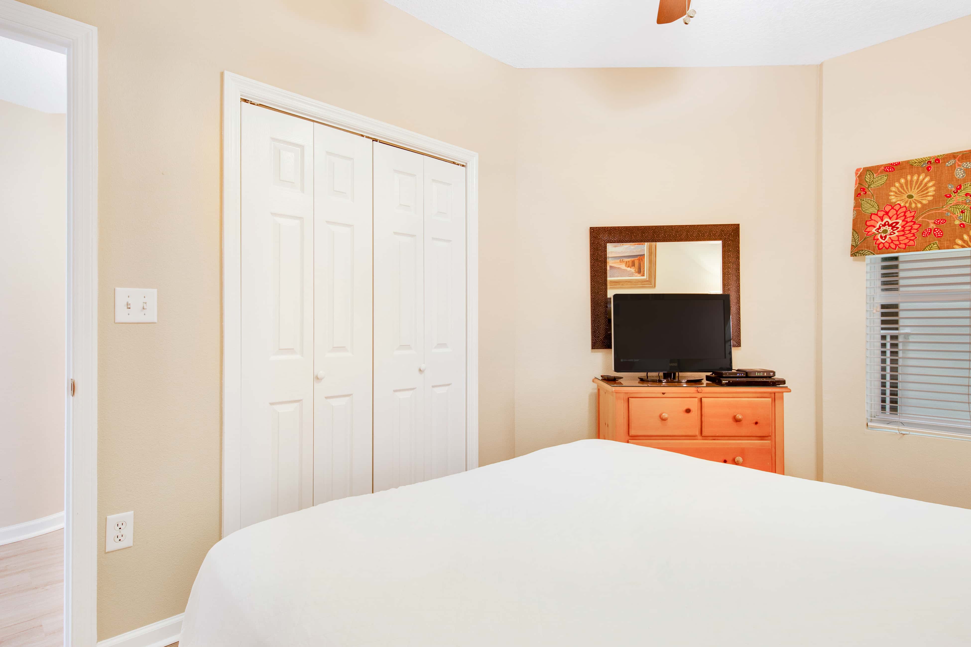 Charming suite with spacious balcony, pools, tennis & pickleball