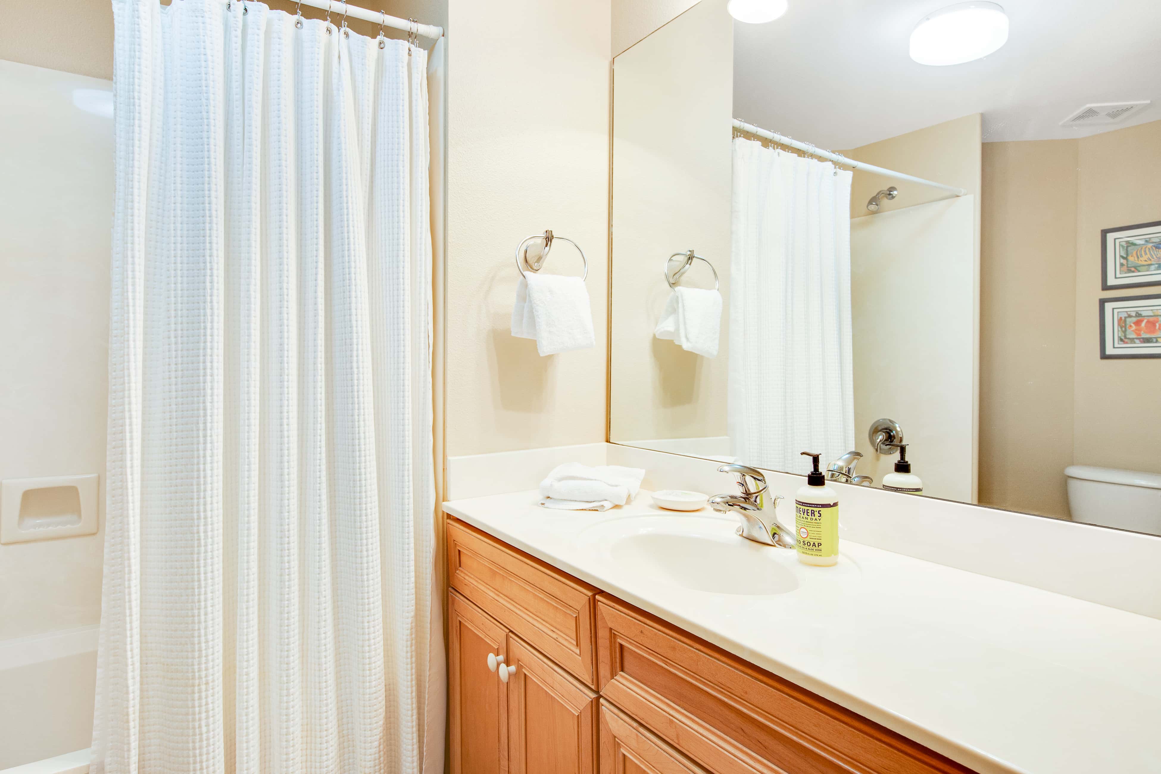 Charming suite with spacious balcony, pools, tennis & pickleball