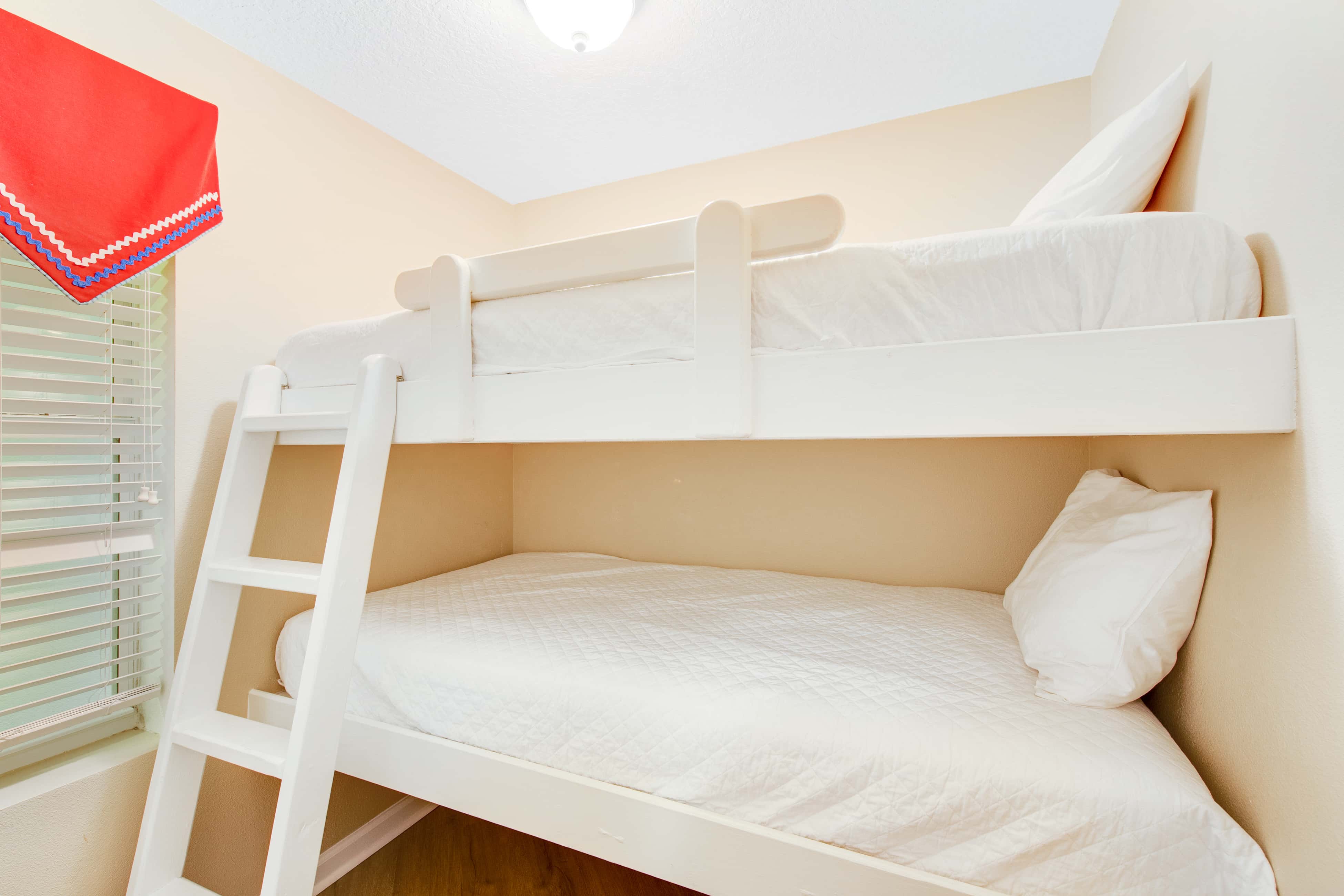 Charming suite with spacious balcony, pools, tennis & pickleball