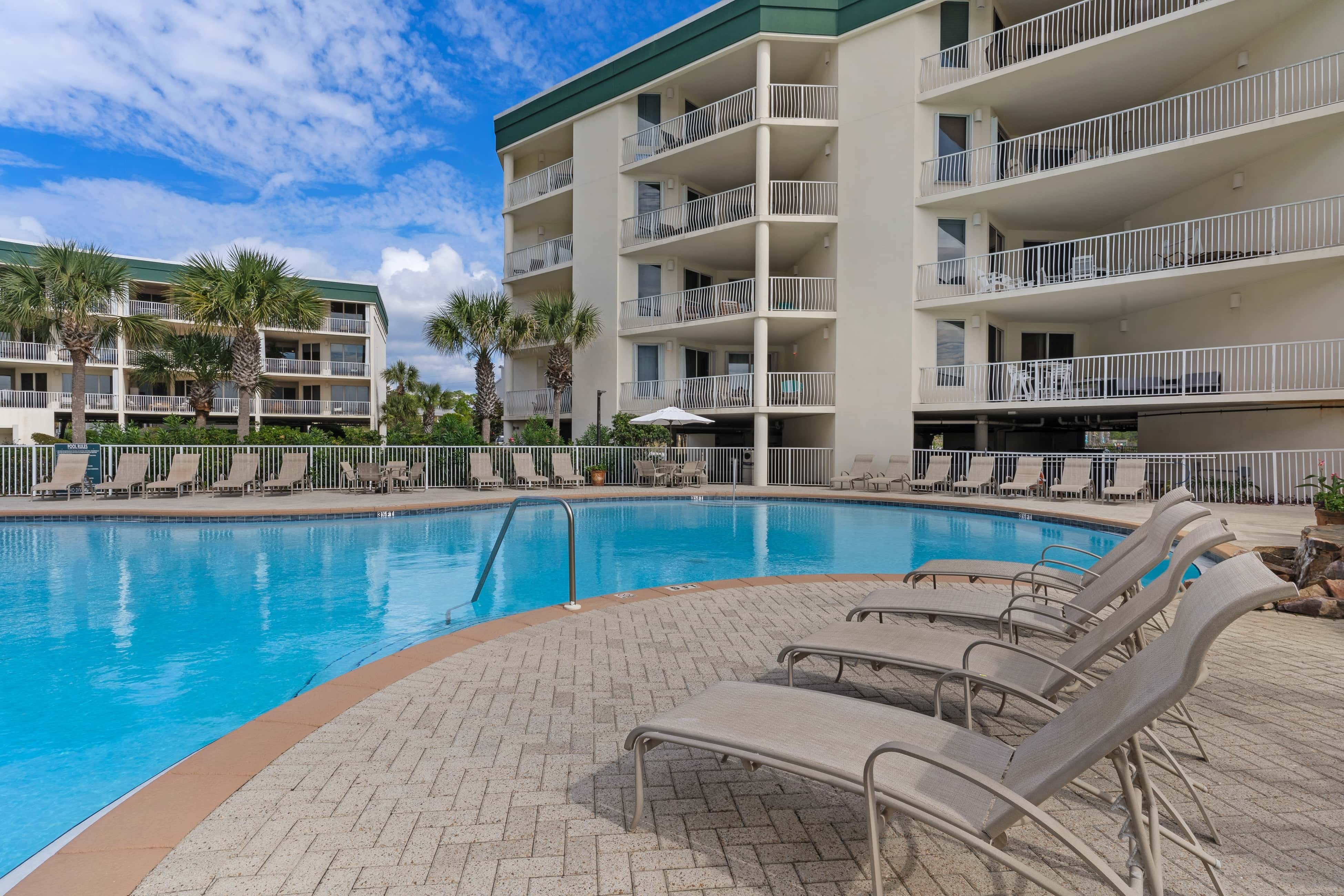 Charming suite with spacious balcony, pools, tennis & pickleball