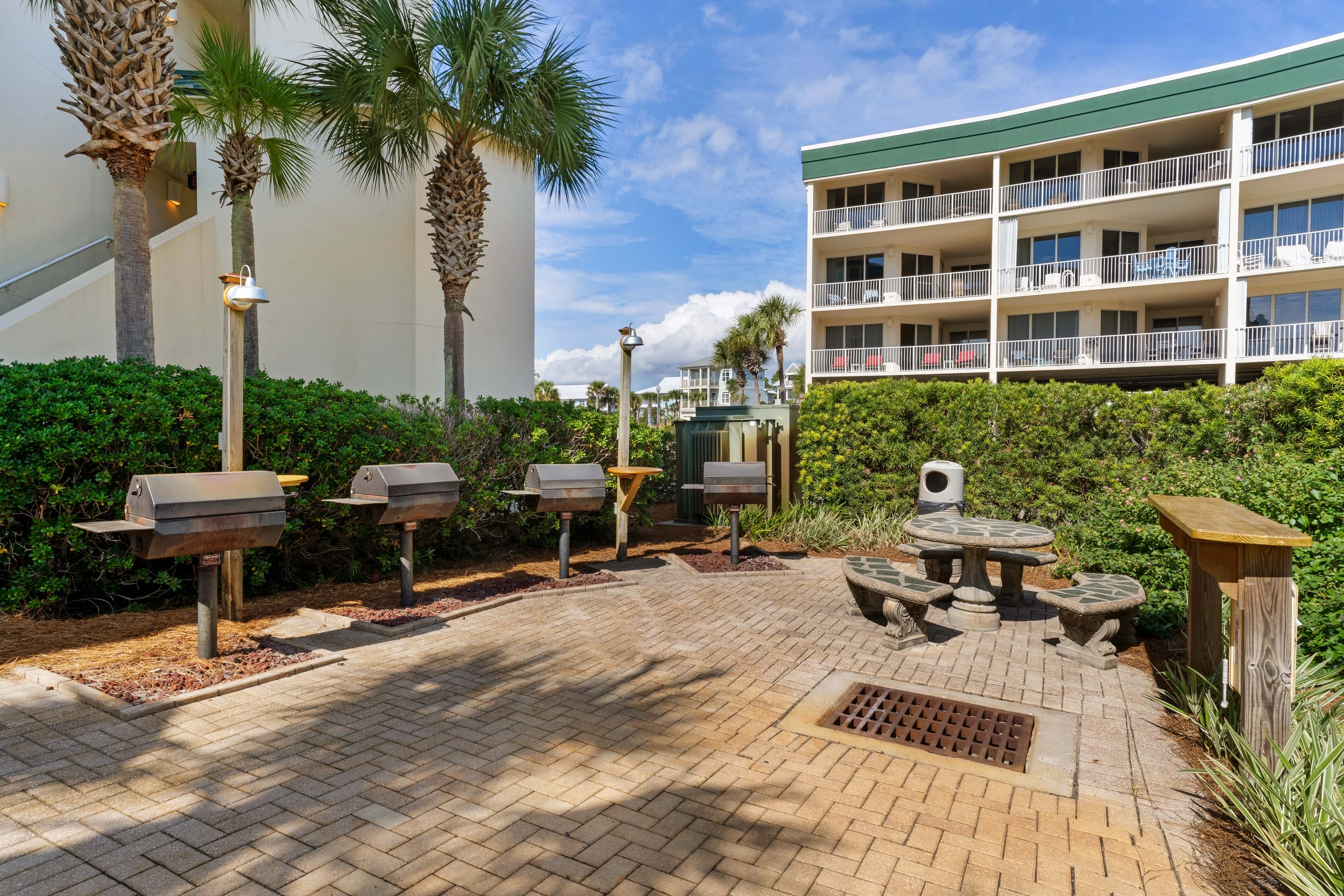 Charming suite with spacious balcony, pools, tennis & pickleball