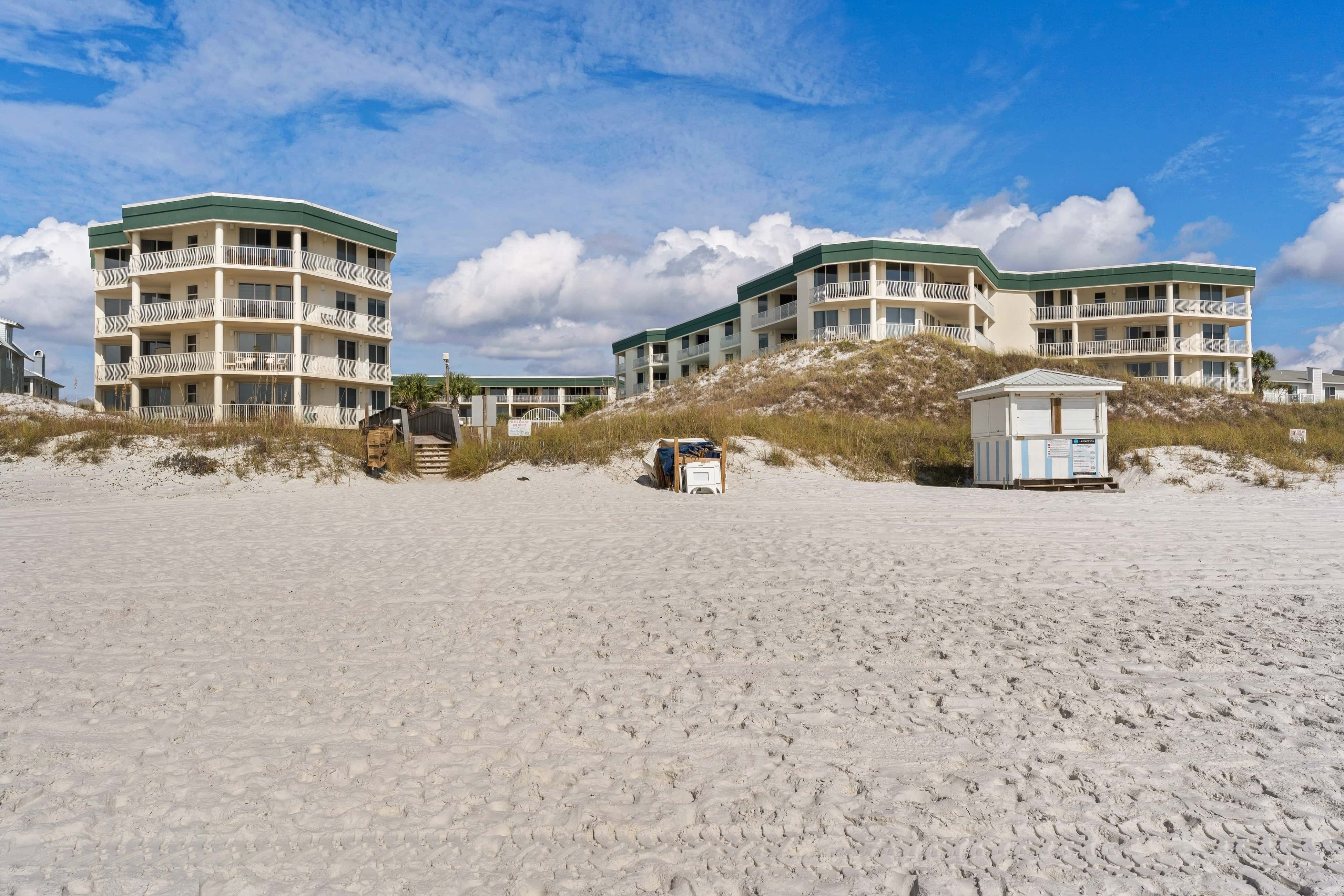 Charming suite with spacious balcony, pools, tennis & pickleball