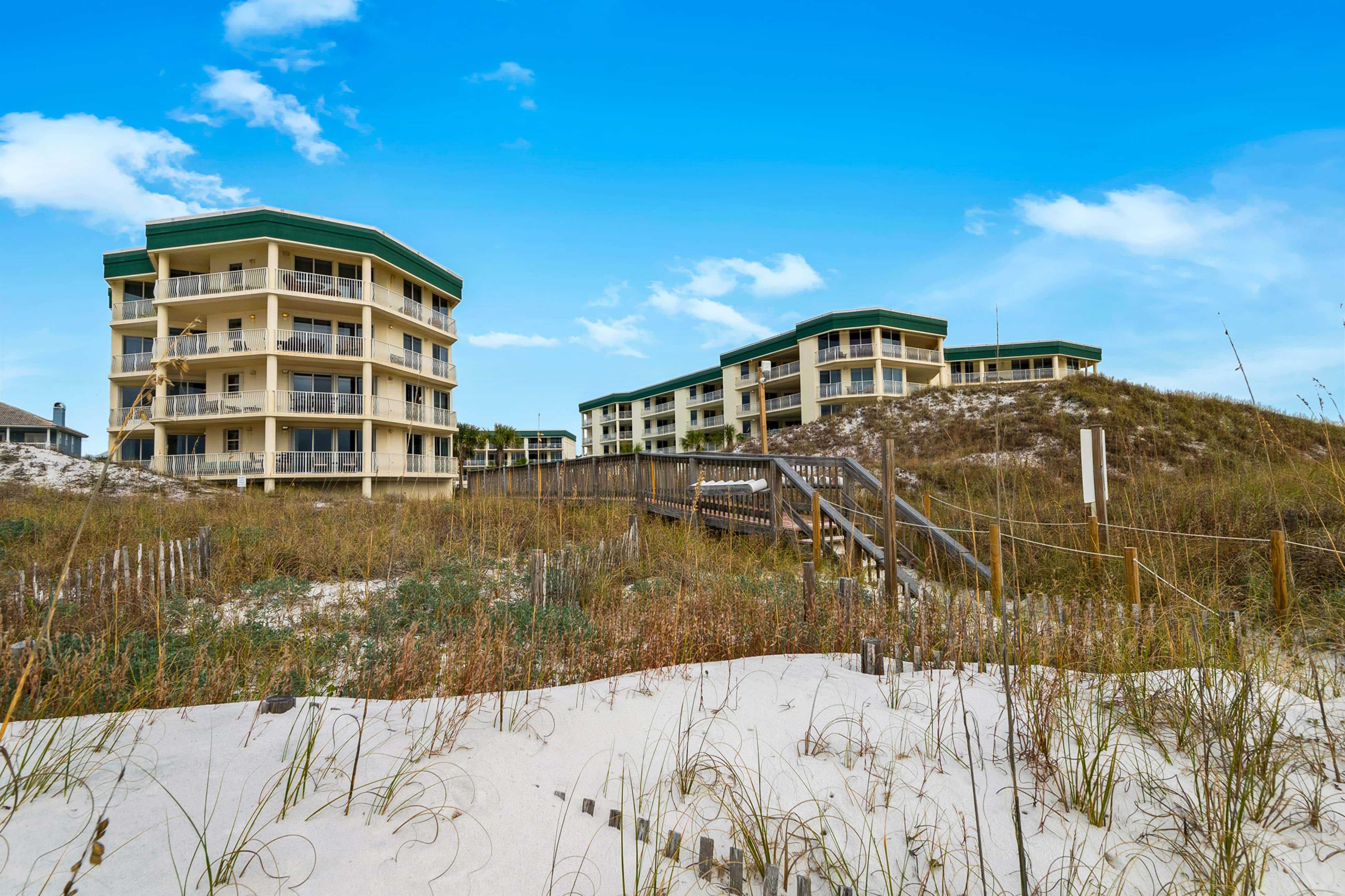 Charming suite with spacious balcony, pools, tennis & pickleball