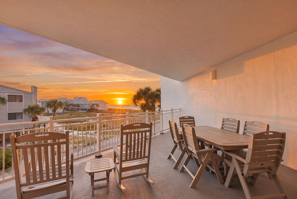 Charming suite with spacious balcony, pools, tennis & pickleball