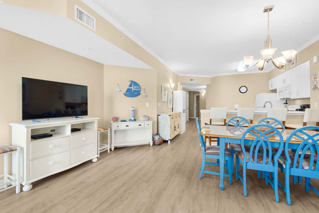Charming suite with spacious balcony, pools, tennis & pickleball