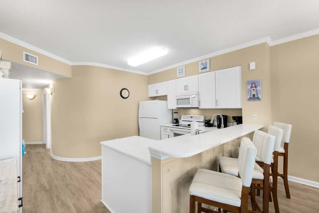 Charming suite with spacious balcony, pools, tennis & pickleball