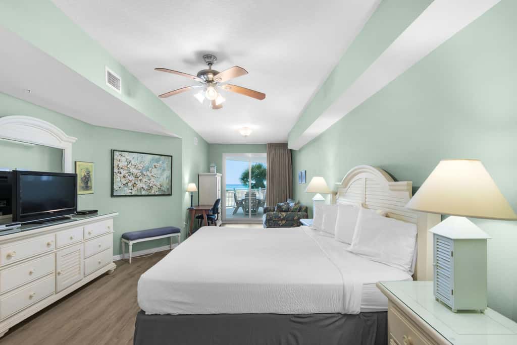 Charming suite with spacious balcony, pools, tennis & pickleball