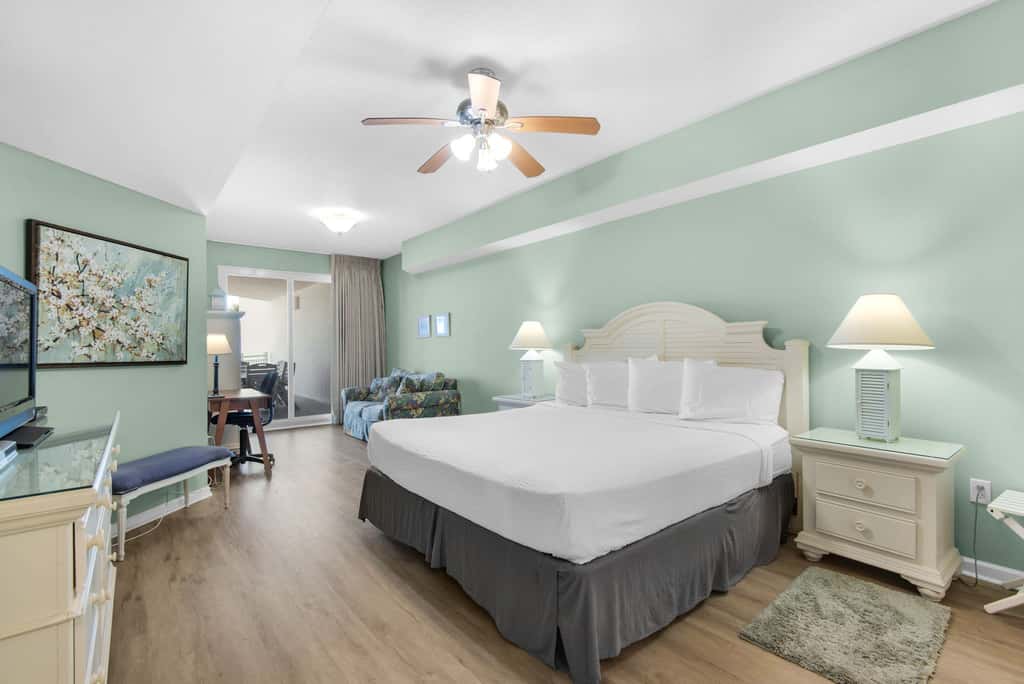 Charming suite with spacious balcony, pools, tennis & pickleball