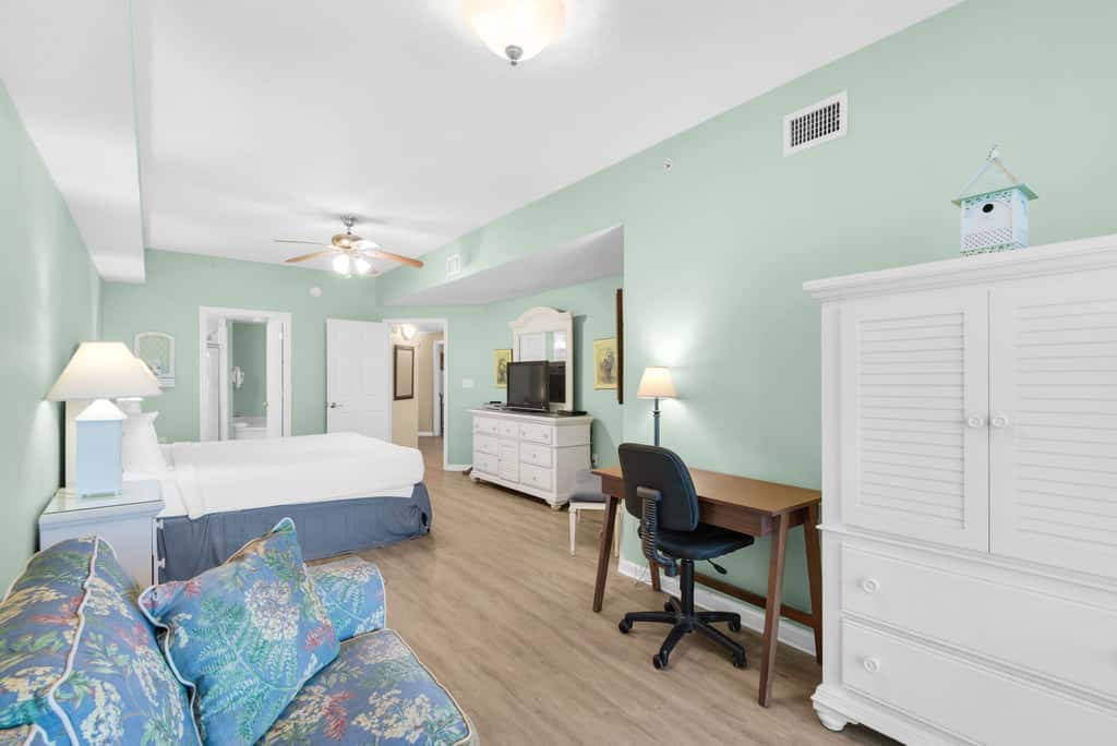 Charming suite with spacious balcony, pools, tennis & pickleball