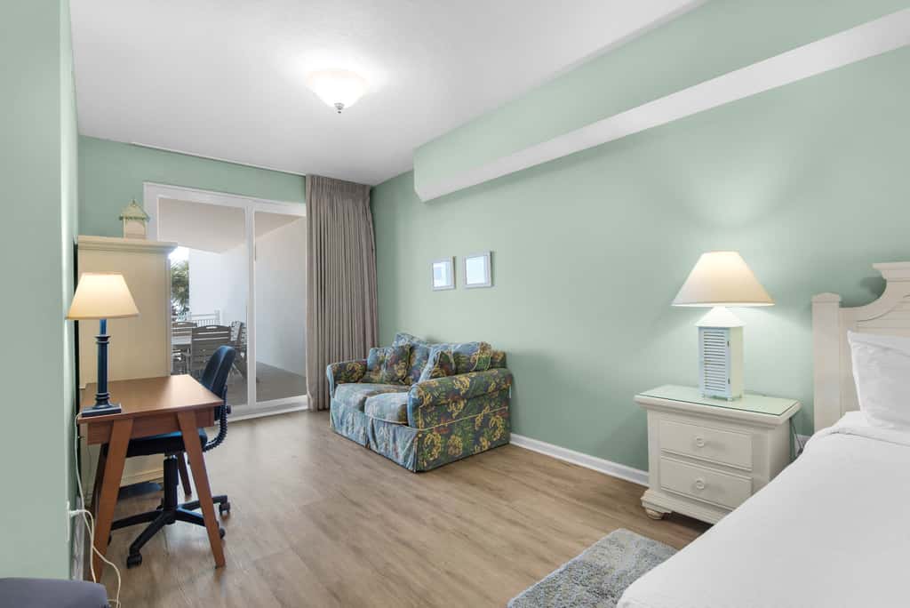 Charming suite with spacious balcony, pools, tennis & pickleball