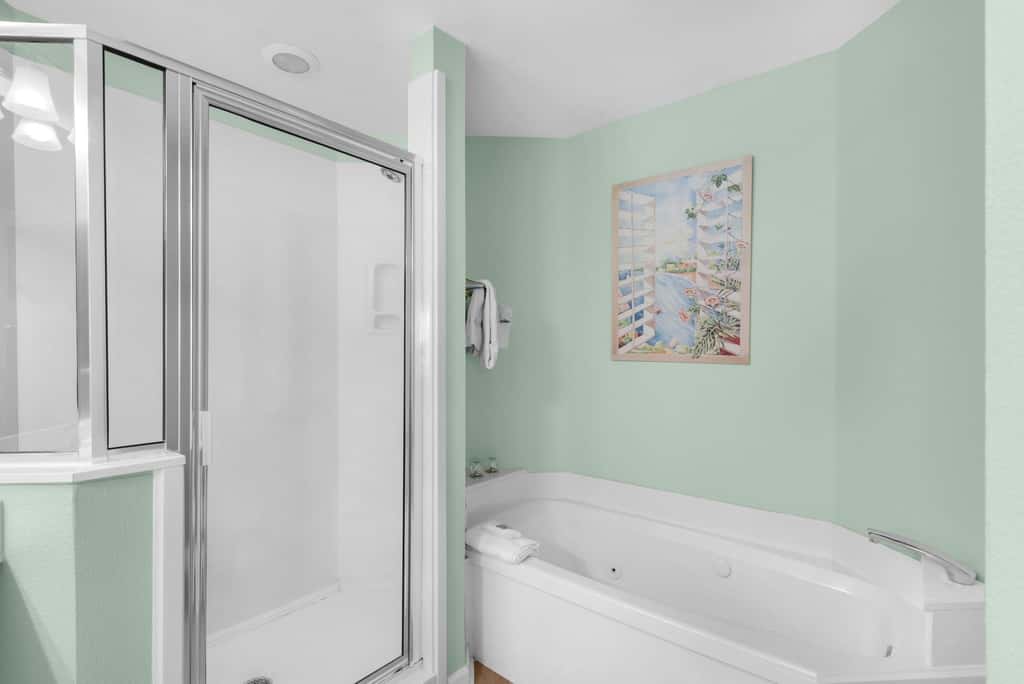 Charming suite with spacious balcony, pools, tennis & pickleball