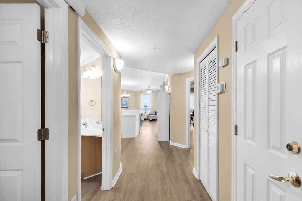 Charming suite with spacious balcony, pools, tennis & pickleball