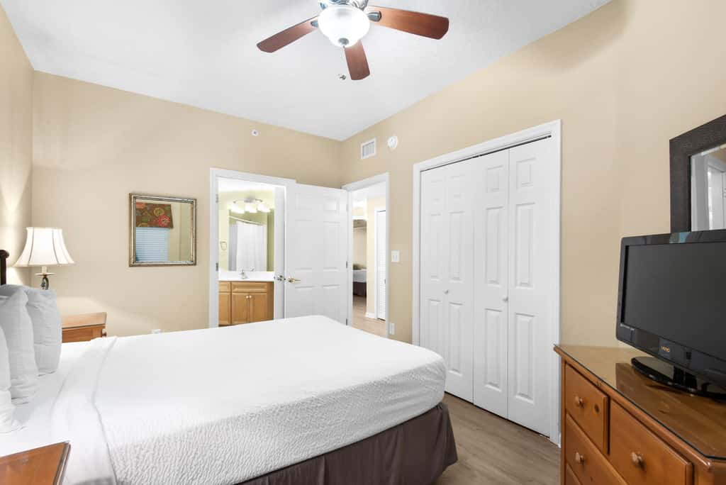 Charming suite with spacious balcony, pools, tennis & pickleball