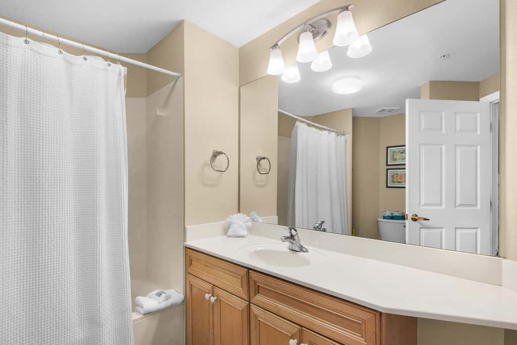 Charming suite with spacious balcony, pools, tennis & pickleball