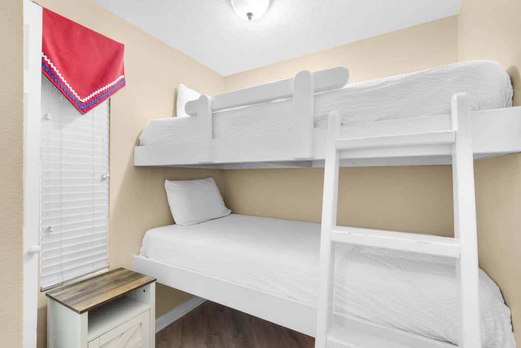 Charming suite with spacious balcony, pools, tennis & pickleball