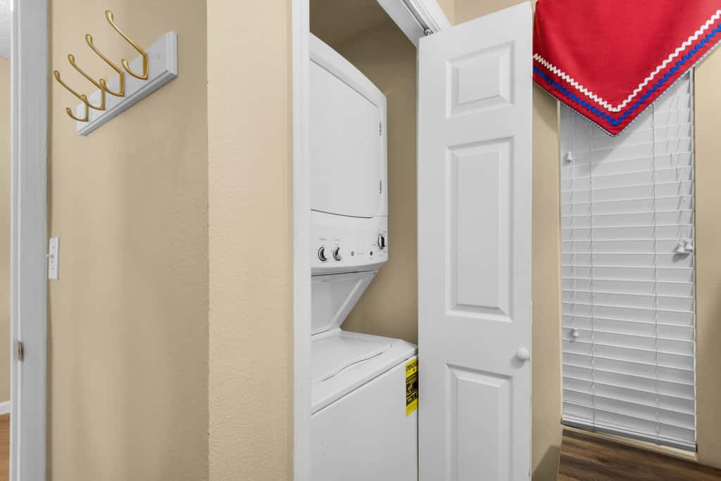 Charming suite with spacious balcony, pools, tennis & pickleball