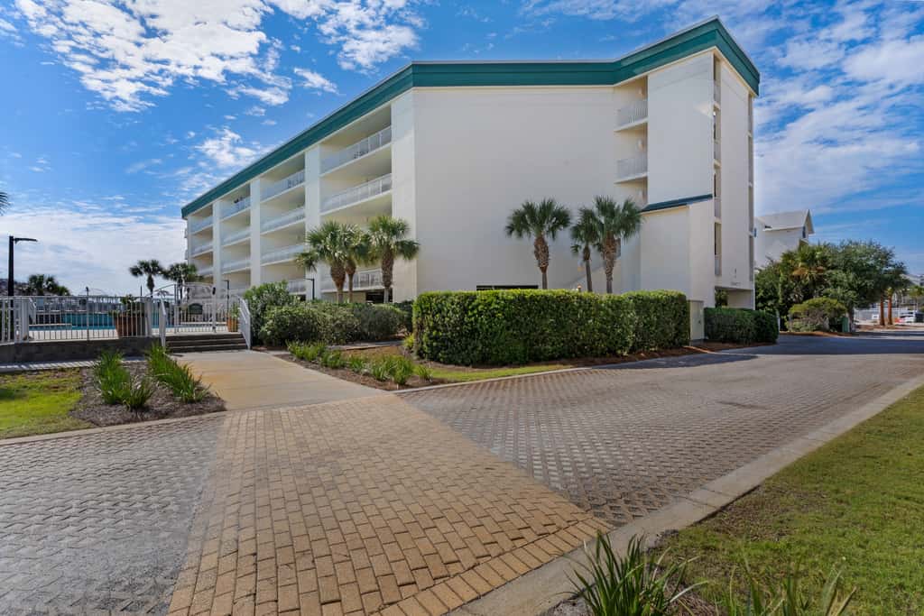 Dog-friendly 4th-floor 3-bedroom condo with stunning Gulf views & pickleball