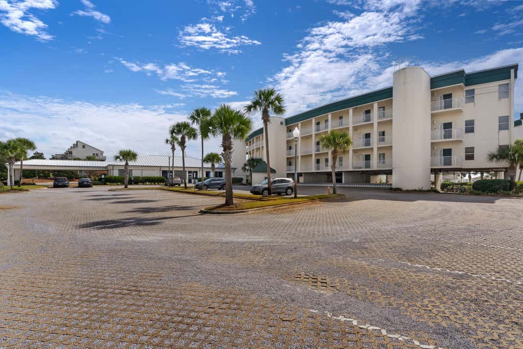 Dog-friendly 4th-floor 3-bedroom condo with stunning Gulf views & pickleball