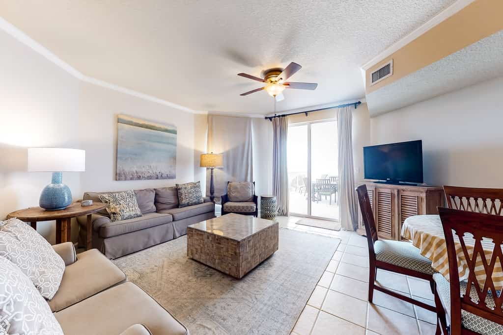 Coastline view 2-bedroom plus bunks with beautiful decor & pickleball