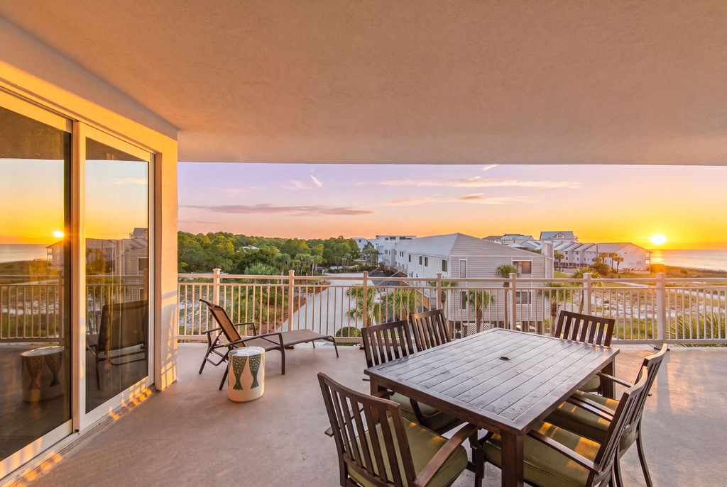 Coastline view 2-bedroom plus bunks with beautiful decor & pickleball