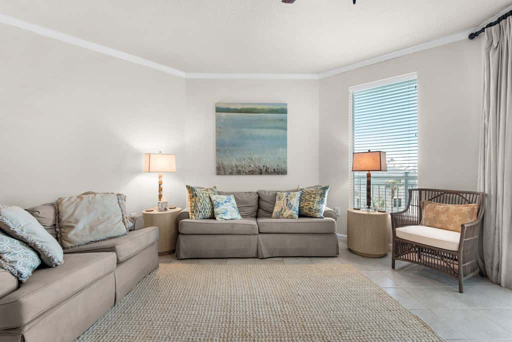 Coastline view 2-bedroom plus bunks with beautiful decor & pickleball