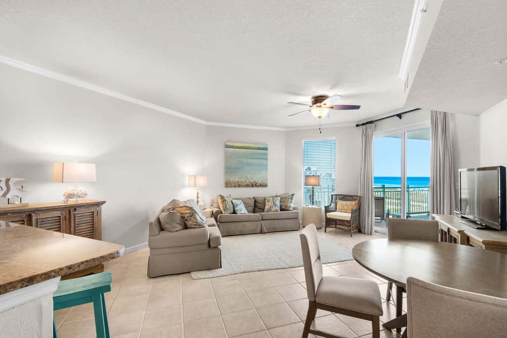 Coastline view 2-bedroom plus bunks with beautiful decor & pickleball