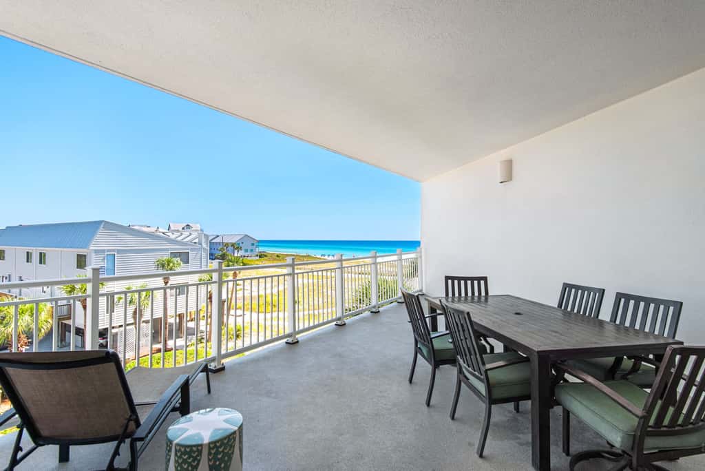 Coastline view 2-bedroom plus bunks with beautiful decor & pickleball