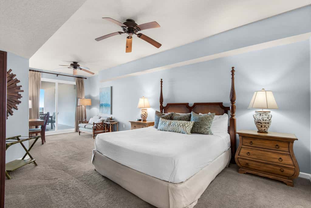 Coastline view 2-bedroom plus bunks with beautiful decor & pickleball