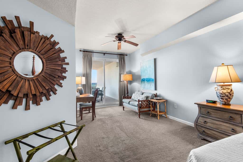 Coastline view 2-bedroom plus bunks with beautiful decor & pickleball