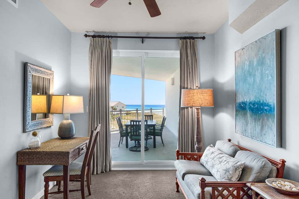 Coastline view 2-bedroom plus bunks with beautiful decor & pickleball