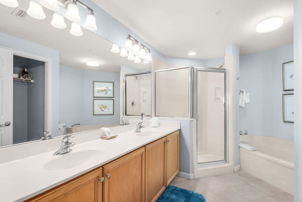 Coastline view 2-bedroom plus bunks with beautiful decor & pickleball